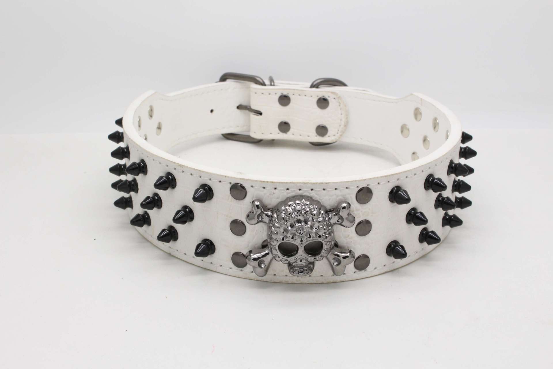 White Round Head Nail Dog Collar with black spikes and silver skull decoration for animal comfort